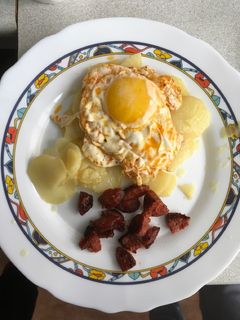 Una foto de Patatas (blandas) con huevos y chorizo