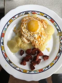 Una foto de Patatas (blandas) con huevos y chorizo