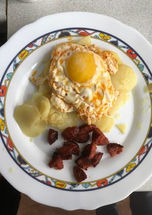 Una foto de Patatas (blandas) con huevos y chorizo