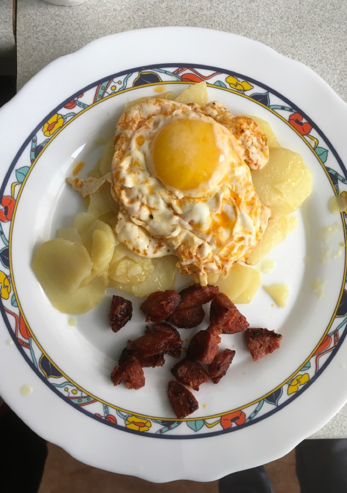 Una foto de Patatas (blandas) con huevos y chorizo