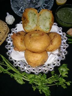 બટાકા વડા (Bataka Vada Recipe In Gujarati) રેસીપી મુખ્ય ફોટો