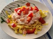 Une photo de tagliatelle saumon