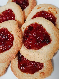 Una foto de Galletas de té de mantequilla con mermelada de frutos rojos🍓