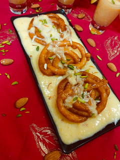 मैंगो रबड़ी जलेबी (Mango rabdi jalebi recipe in Hindi) रेसिपी मुख्य फोटो