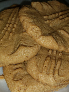 A picture of Easy Peanut Butter Cookies.