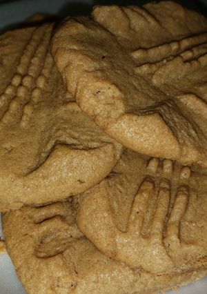 A picture of Easy Peanut Butter Cookies.