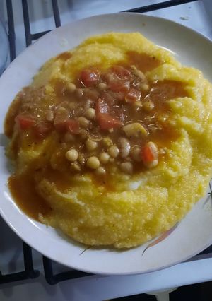 Una foto de Polenta con salsa de garbanzos