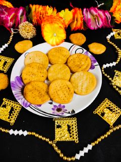 नमकीन मठरी(namkeen mathri recipe in hindi) रेसिपी मुख्य फोटो