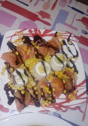 Una foto de Ensalada de queso fresco o de burgos