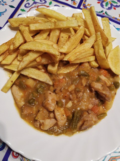 Una foto de Pollo con verduras
