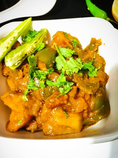 आलू शिमला मिर्च (aloo shimla mirchi recipe in hindi) रेसिपी मुख्य फोटो