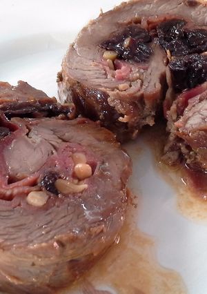 Foto principal de Rollo de ternera relleno de bacon y ciruelas