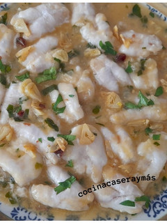 Una foto de Cocochas de bacalao al ajillo