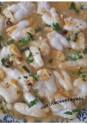 Una foto de Cocochas de bacalao al ajillo