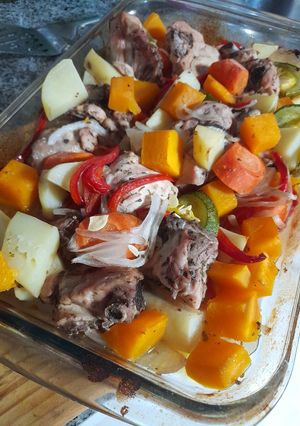 Una foto de Pollo con Vegetales al horno