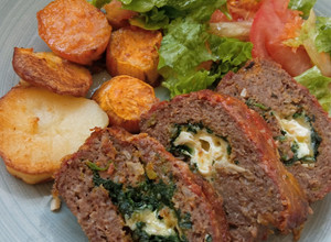 Una foto de Pan de carne relleno al horno. Con papas, boniatos y ensalada