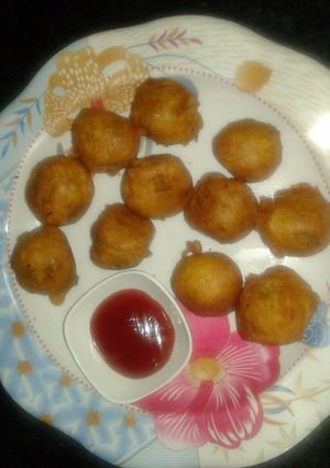 गुजराती आलू वड़ा (Gujarati aloo vada recipe in hindi) रेसिपी मुख्य फोटो