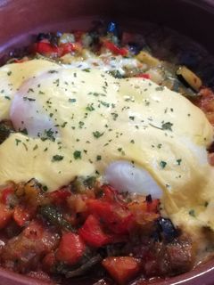 Una foto de Huevos al plato con verduritas de temporada