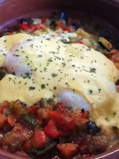 Una foto de Huevos al plato con verduritas de temporada