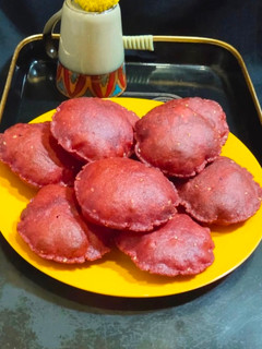 બીટરૂટ પૂરી(beetroot puri recipe in gujarati) રેસીપી મુખ્ય ફોટો