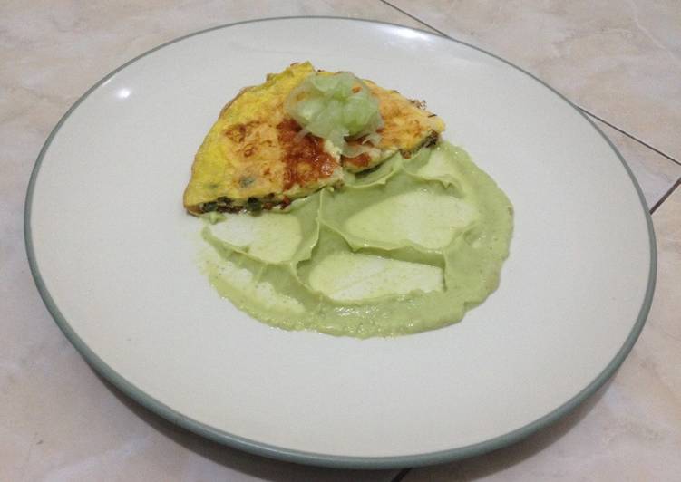 Omelette keto with avocado yogurt souce