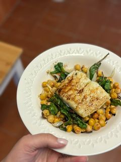 Una foto de Bacalao con garbanzos y espinacas en freidora de aire