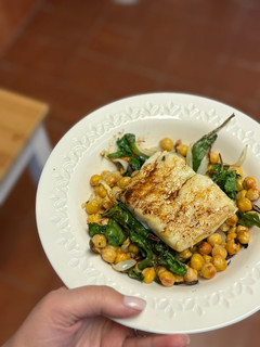 Una foto de Bacalao con garbanzos y espinacas en freidora de aire