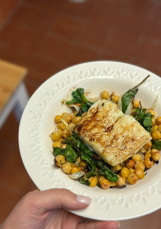 Una foto de Bacalao con garbanzos y espinacas en freidora de aire