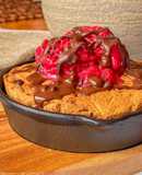 Skillet cookie saludable en Airfryer con helado de frambuesa