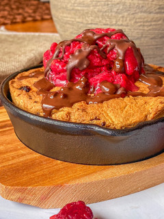 Una foto de Skillet cookie saludable en Airfryer con helado de frambuesa