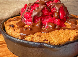 Foto principal de Skillet cookie saludable en Airfryer con helado de frambuesa