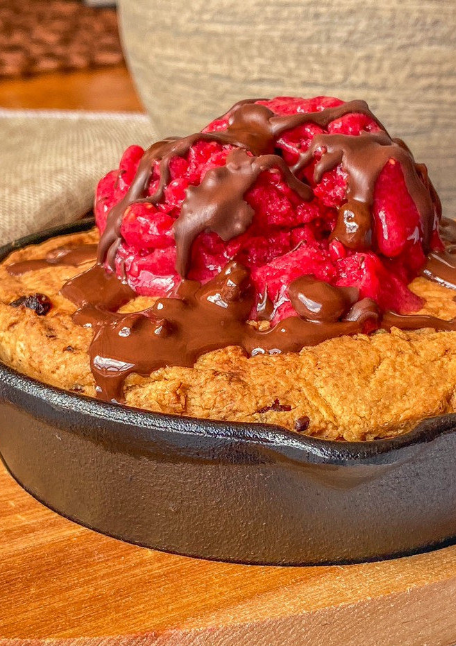 Una foto de Skillet cookie saludable en Airfryer con helado de frambuesa