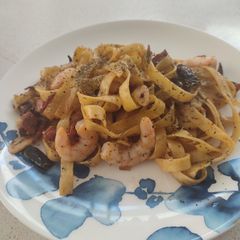 Spicy prawn and bacon pasta A picture of Spicy prawn and bacon pasta.