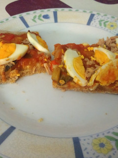 Una foto de Coca de pisto, atún y huevo