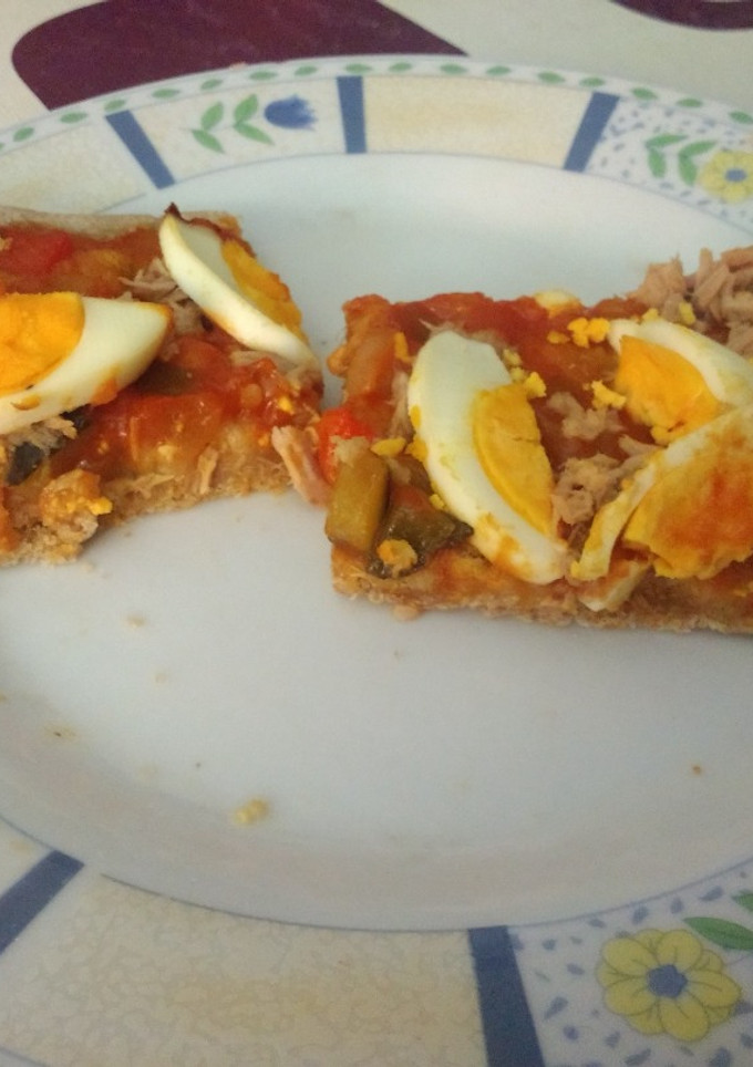 Una foto de Coca de pisto, atún y huevo