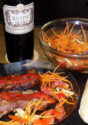 Una foto de Entrañas con morrones quemados y ensalada