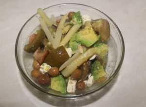 Una foto de Ensalada de aguacate, espárragos y kumato