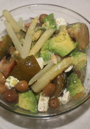 Una foto de Ensalada de aguacate, espárragos y kumato