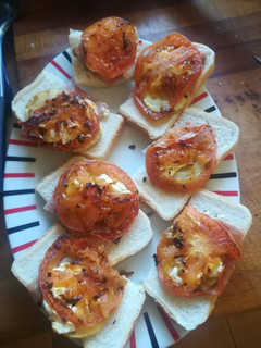 Una foto de Aperitivo de calabacín, tomate y jamón