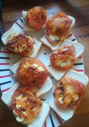 Una foto de Aperitivo de calabacín, tomate y jamón