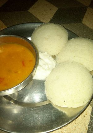 रवा इडली (Rava Idli recipe in Hindi) रेसिपी मुख्य फोटो