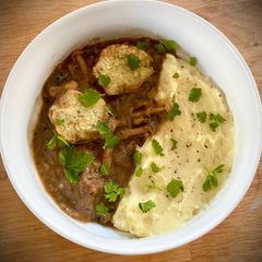 Långkok Vyltgryta - venison with shimeji, lingonberries and dumplings A picture of Långkok Vyltgryta - venison with shimeji, lingonberries and dumplings.