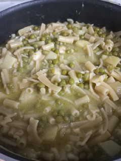 Foto di Pasta piselli patate e provola