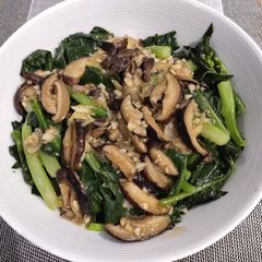 A picture of Kale with Dried Mushroom.