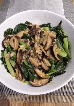 A picture of Kale with Dried Mushroom.