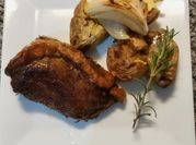 Una foto de carne al horno con hierbas