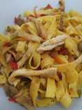 Tagliatelle con pollo, champiñones y verdura