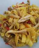 Tagliatelle con pollo, champiñones y verdura