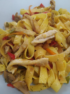 Una foto de Tagliatelle con pollo, champiñones y verdura