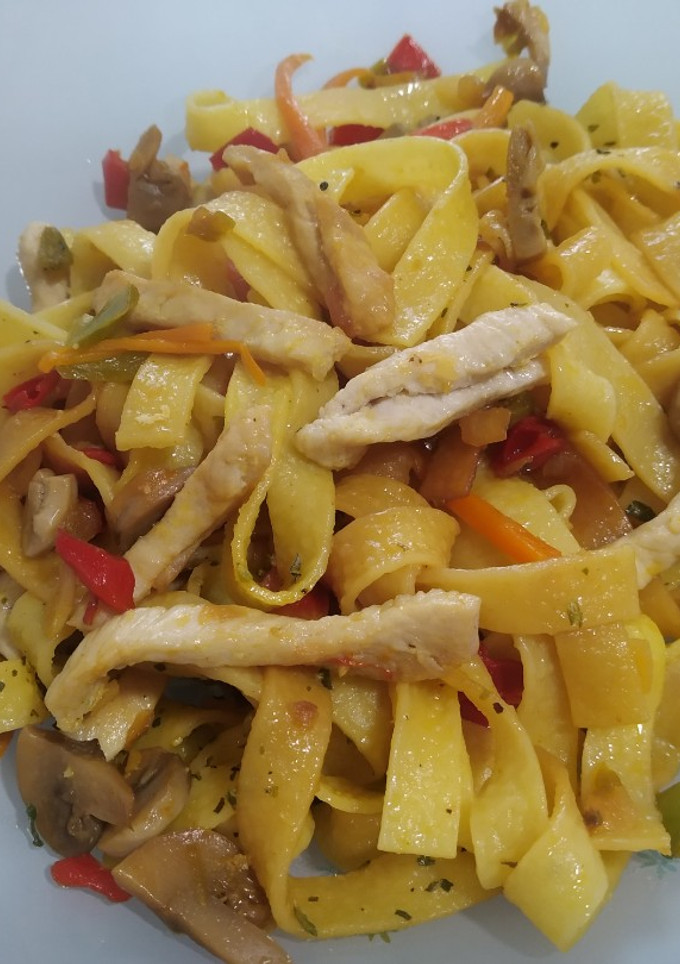 Una foto de Tagliatelle con pollo, champiñones y verdura